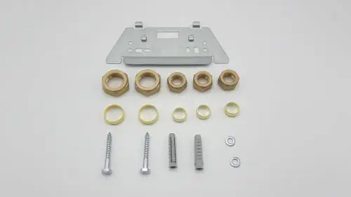 Kleinteilebeutel mit verschiedenen Metall- und Kunststoffkomponenten, unter anderem Schrauben, Unterlegscheiben und Muttern, vermutlich für Anwendungen von Remeha.